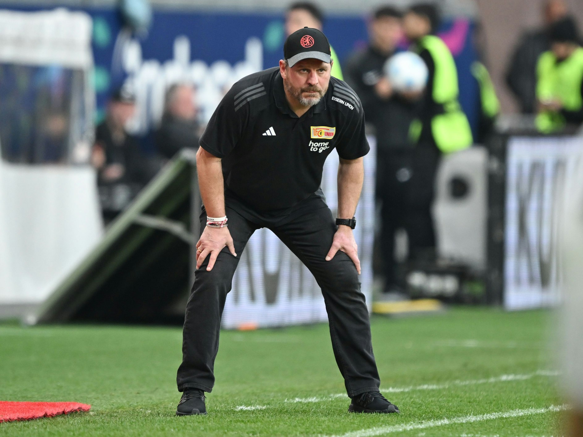 Cheftrainer Steffen Baumgart von Union Berlin beobachtet das Spiel an der Seitenlinie.