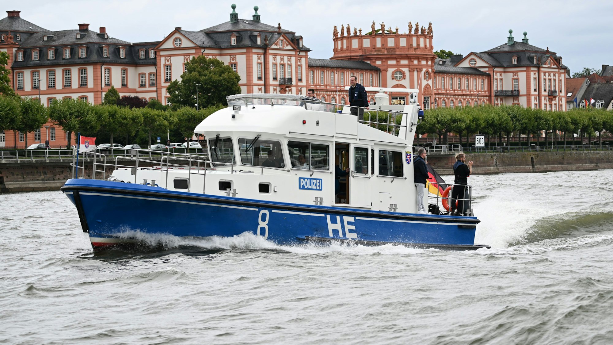 Ein Boot der Wasserschutzpolizei passiert im August 2023 das Wiesbadener Schloss Biebrich während einer Fahrt auf dem Rhein.