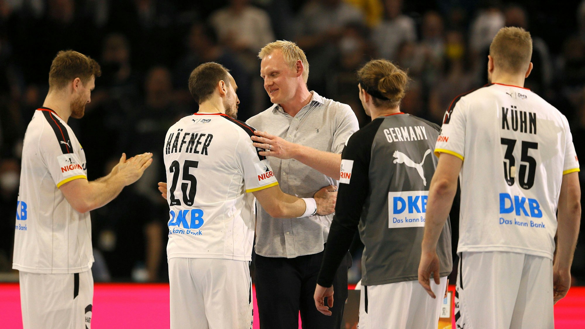Patrick Wiencek wird nach seinem Abschied bei der deutschen Handball-Nationalmannschaft verabschiedet.