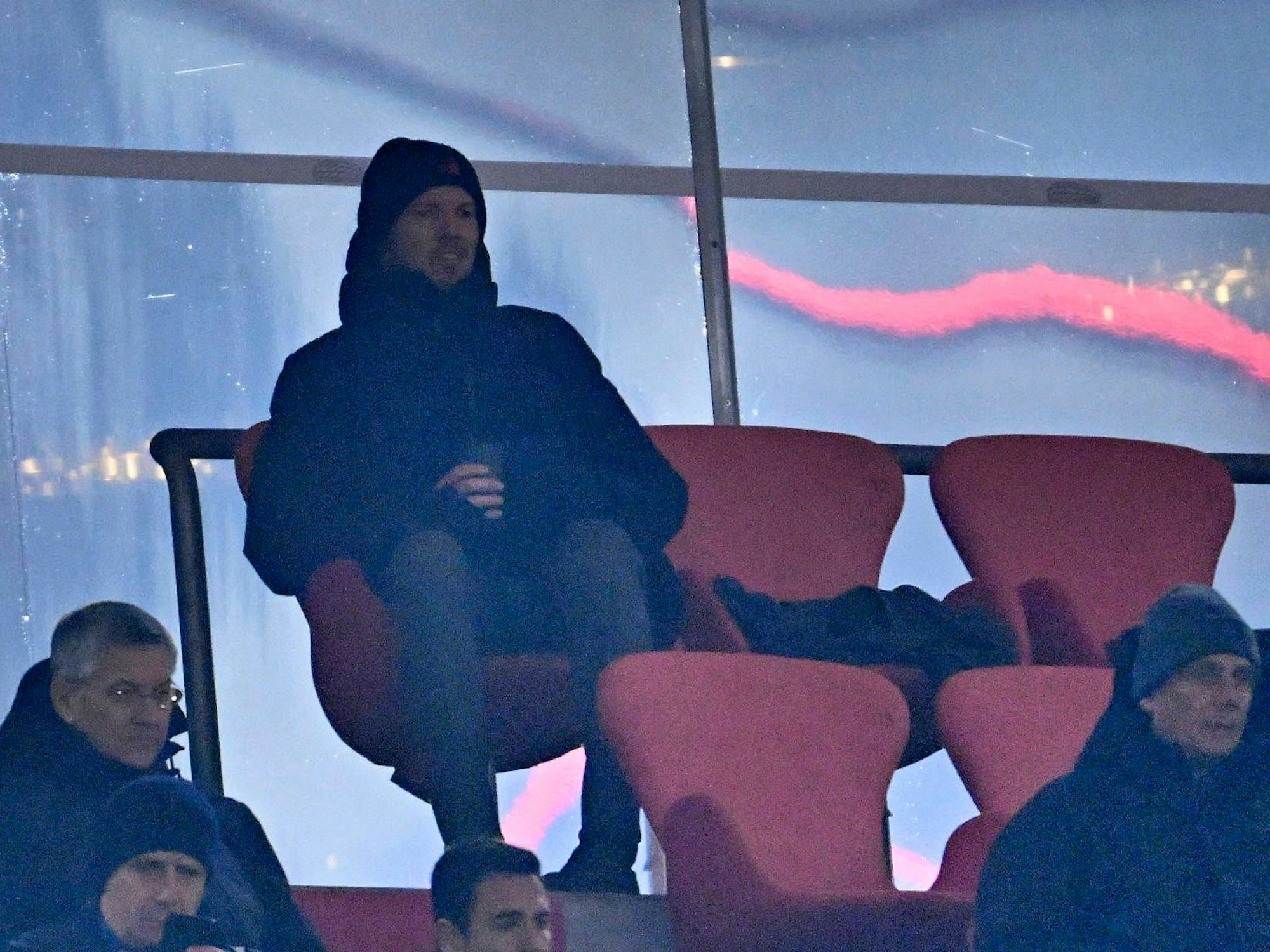 Julian Nagelsmann sitzt auf der Tribüne.