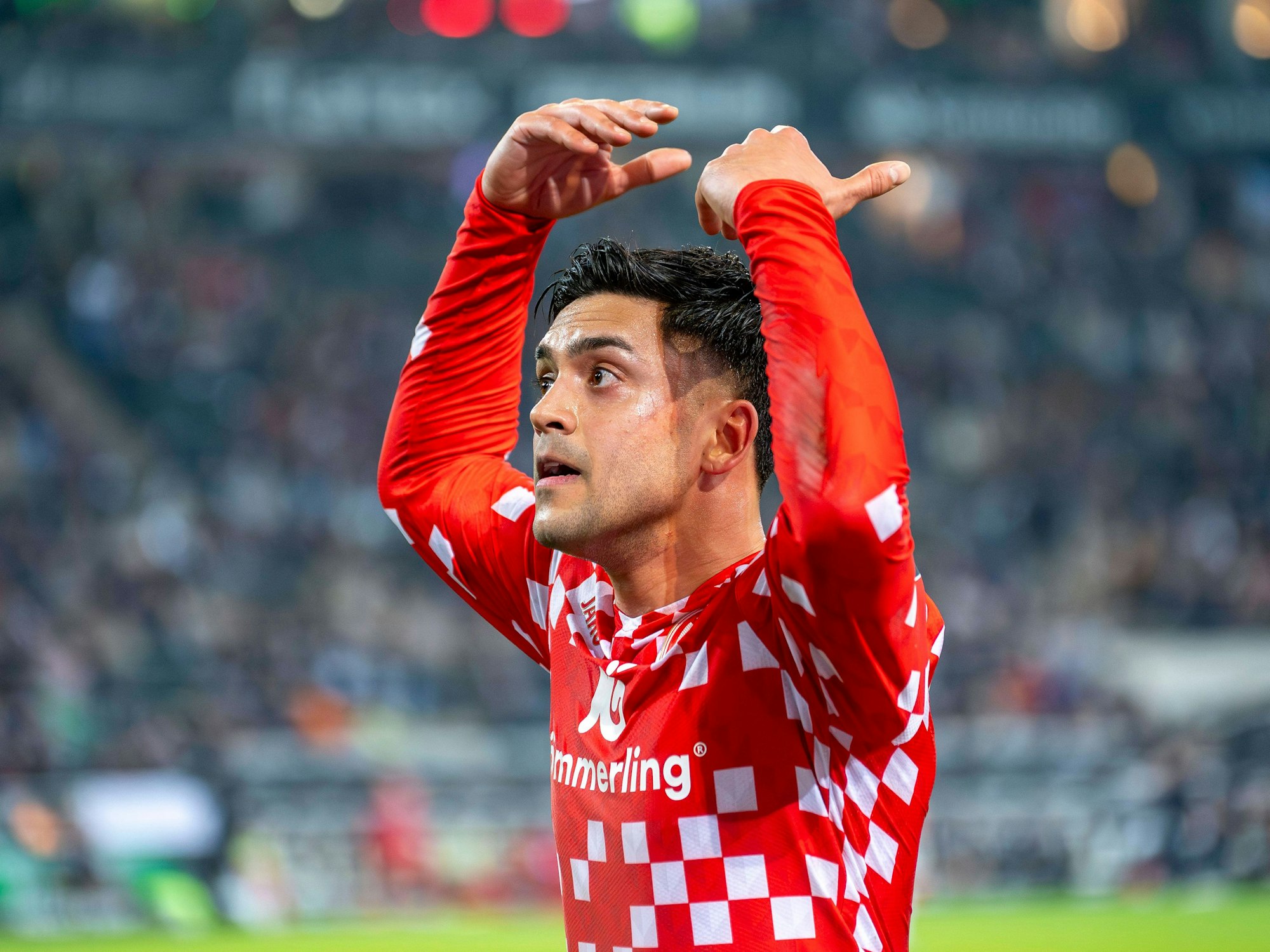 Nadiem Amiri jubelt.