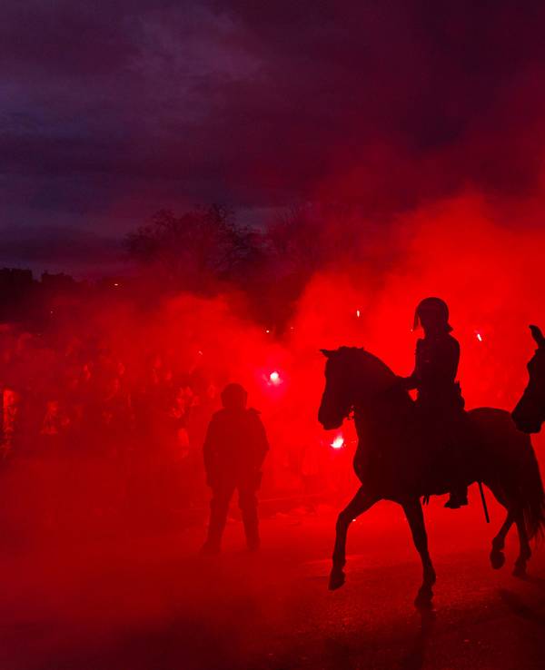 Die Polizei beim Madrid-Derby zwischen Atlético und Real unter anderem auch mit Reiterstaffeln im Einsatz.