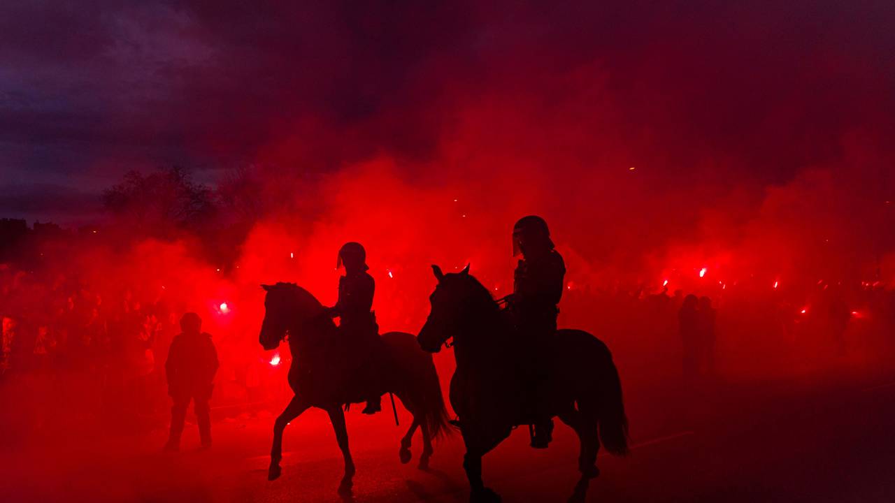Die Polizei beim Madrid-Derby zwischen Atlético und Real unter anderem auch mit Reiterstaffeln im Einsatz.