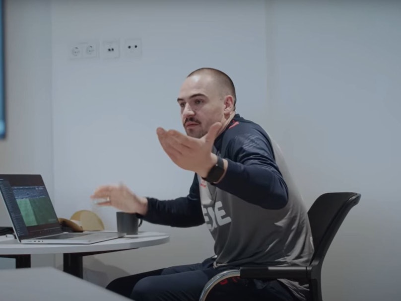 Hannes Dold gestikuliert im Gespräch mit Gerhard Struber.