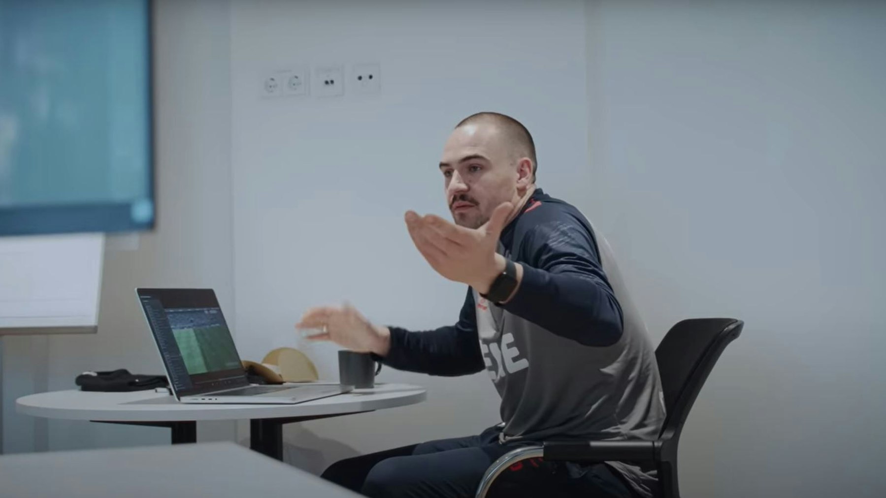 Hannes Dold gestikuliert im Gespräch mit Gerhard Struber.