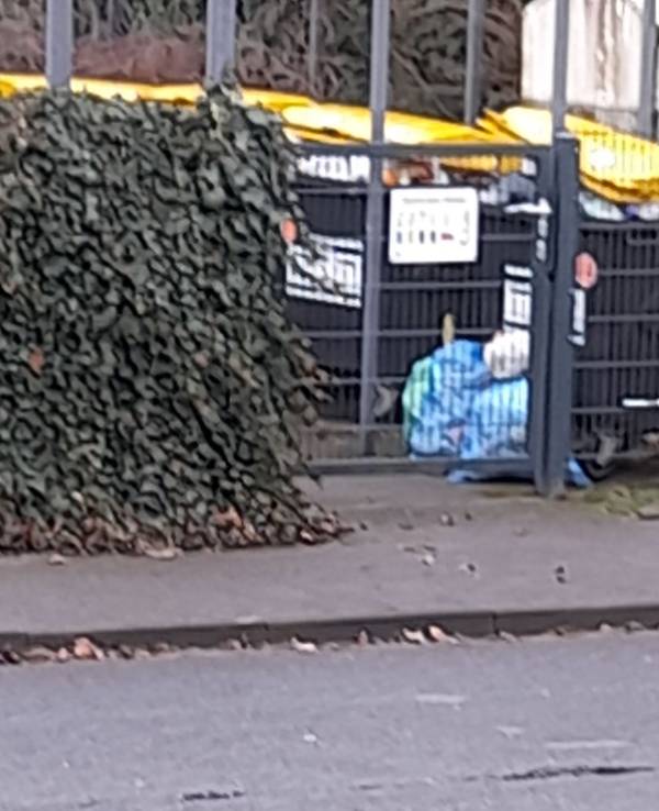 Unrat türmt sich im Bereich der Mülltonnen.