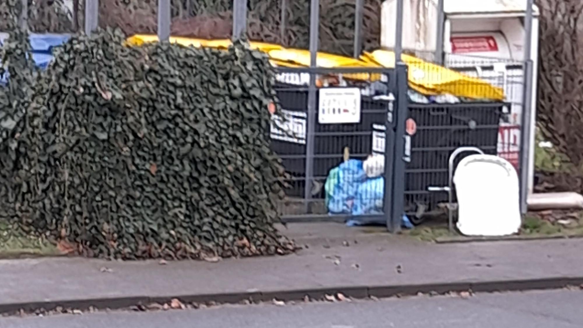 Unrat türmt sich im Bereich der Mülltonnen.