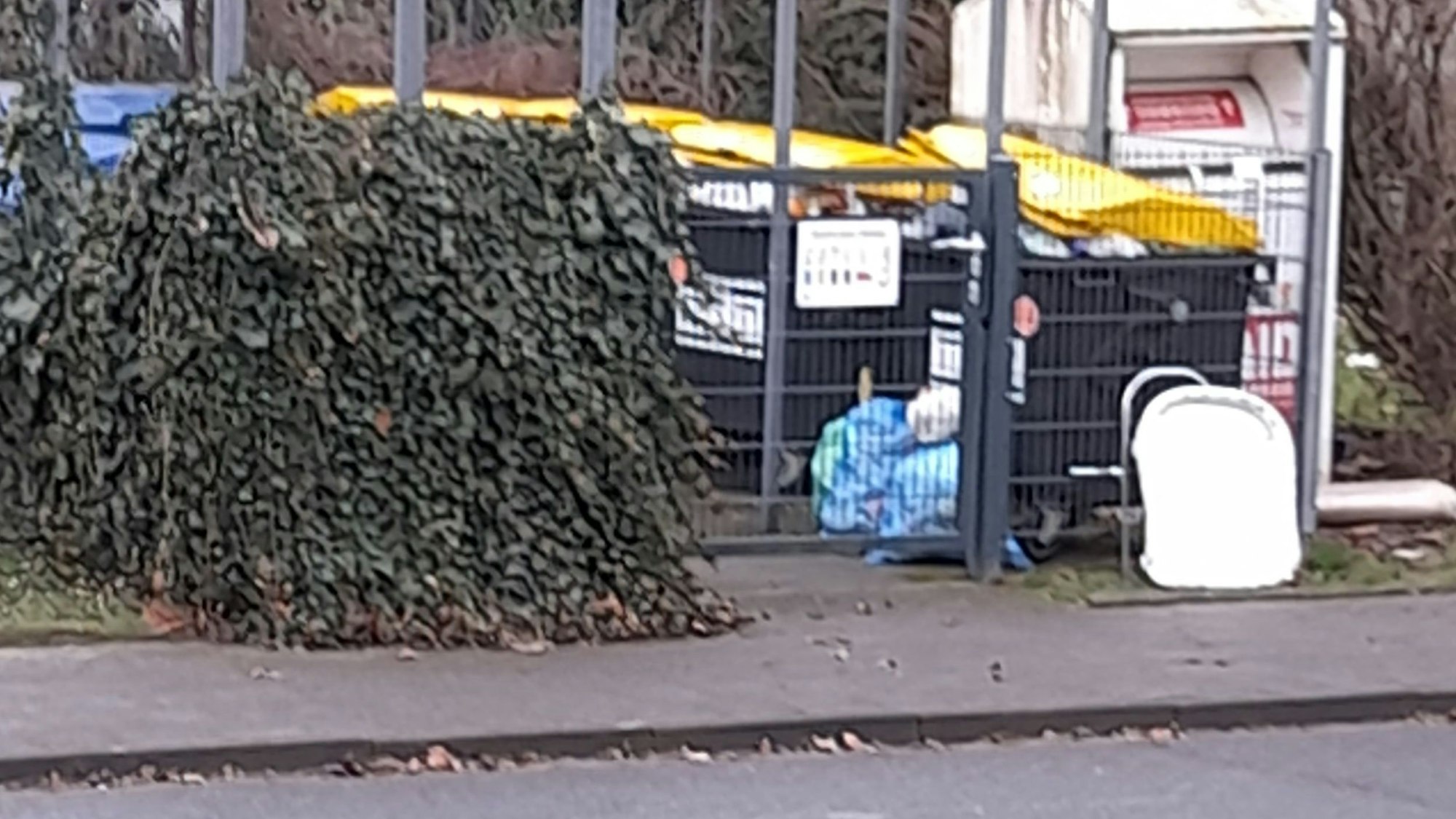 Unrat türmt sich im Bereich der Mülltonnen.