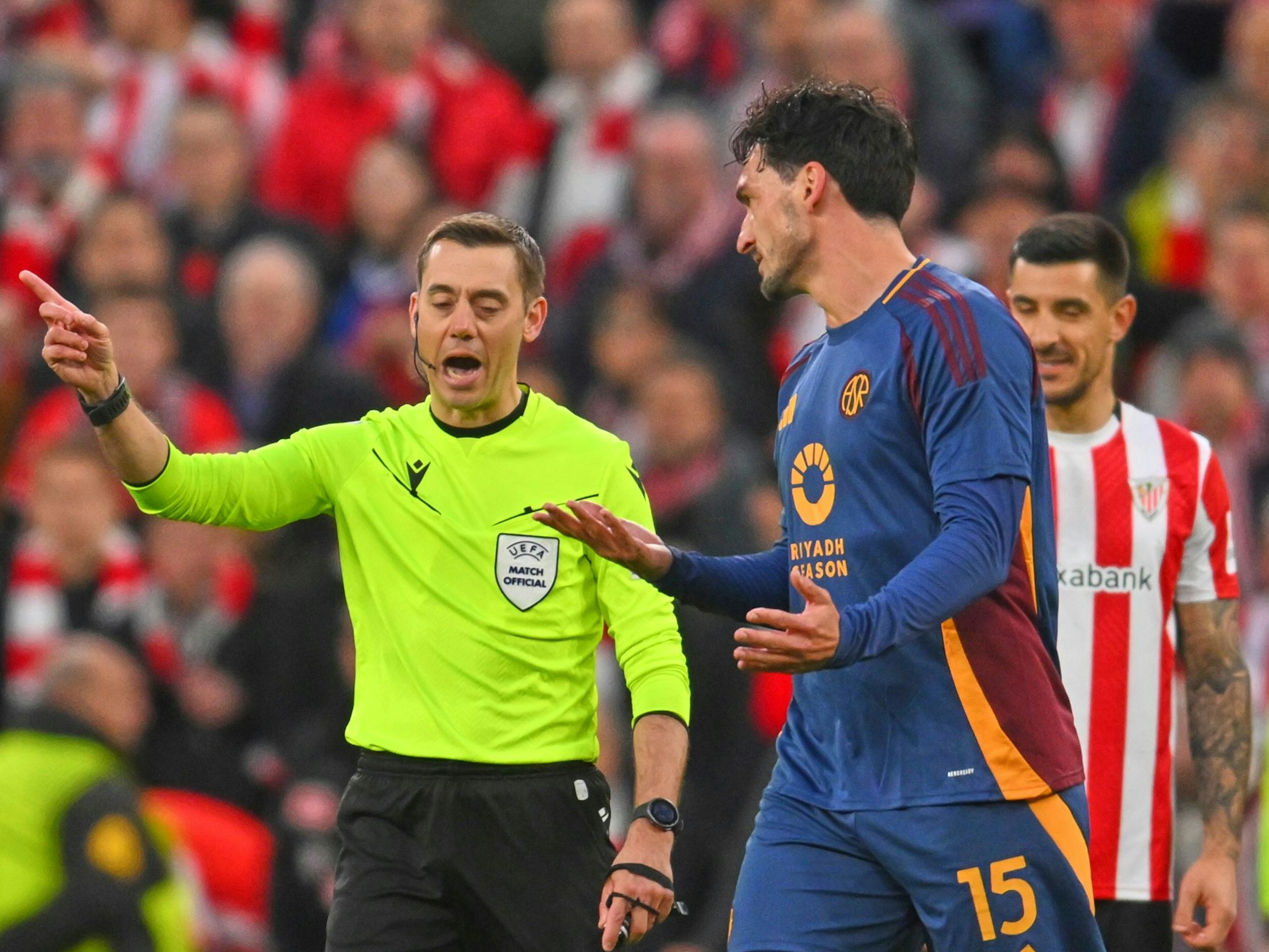 Romas Mats Hummels (r.) diskutiert mit Schiedsrichter Clement Turpin während des Spiels.