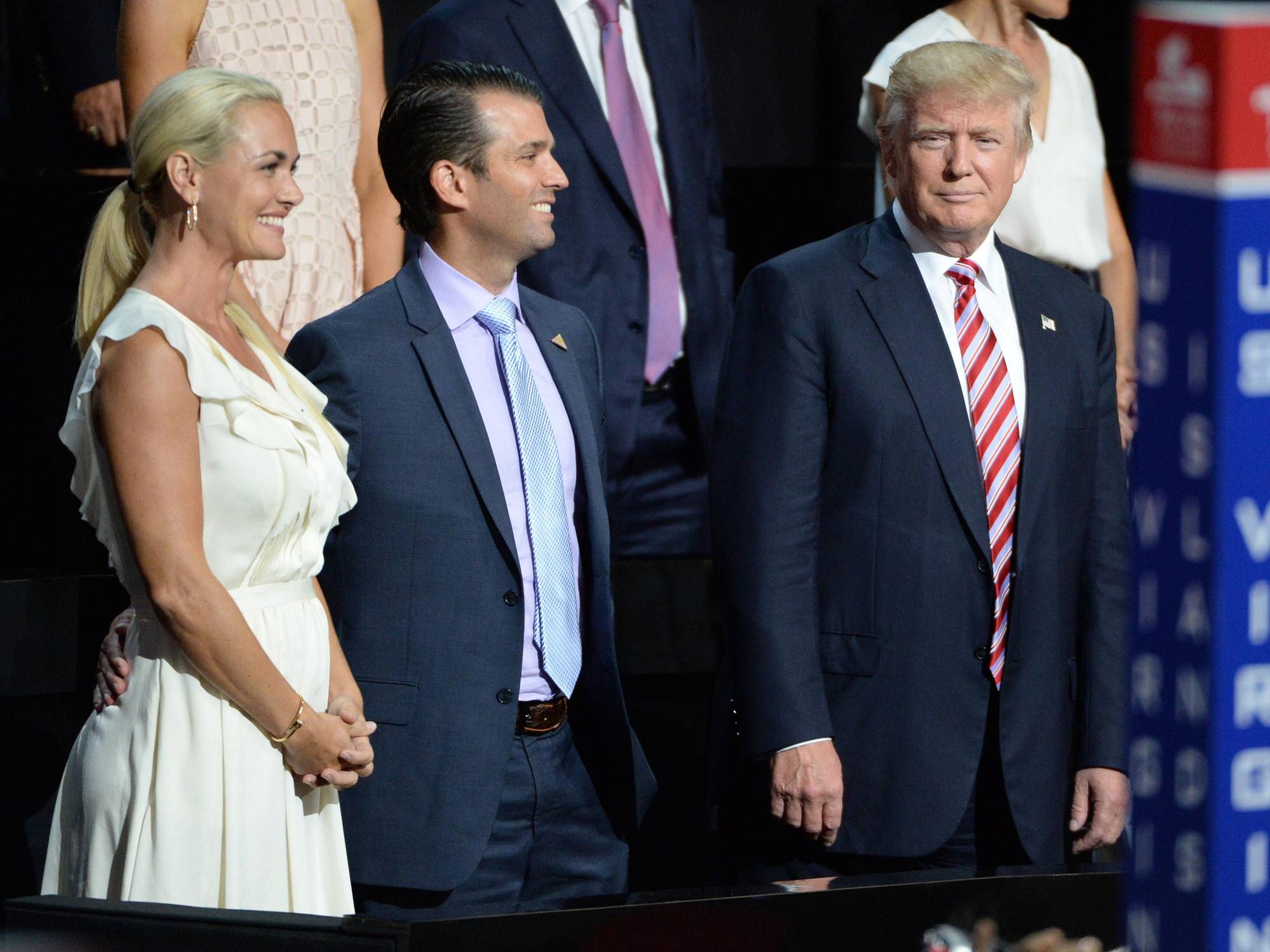 Vanessa Trump an der Seiten von Donald Trump und Donald jr.