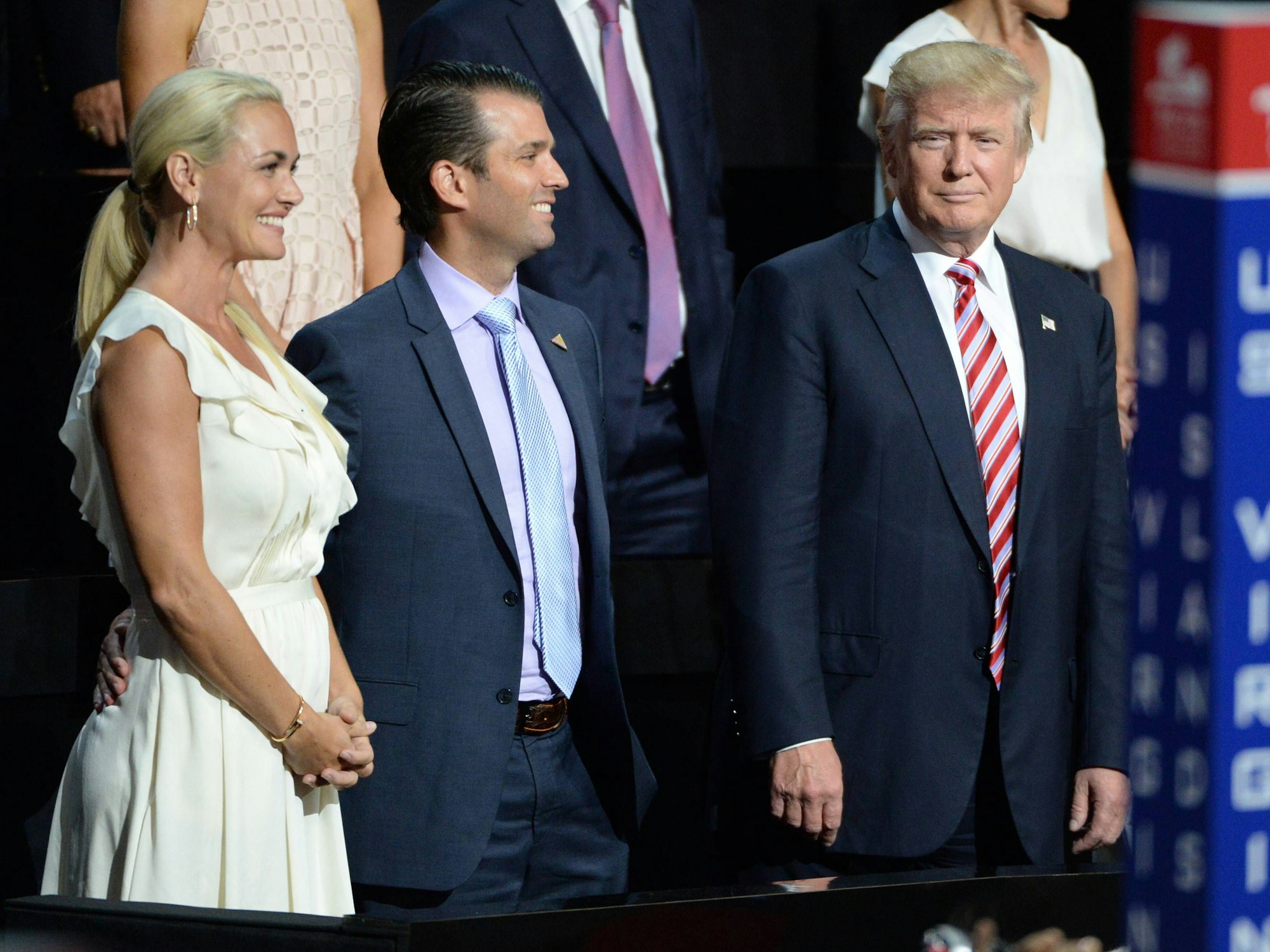 Vanessa Trump an der Seiten von Donald Trump und Donald jr.