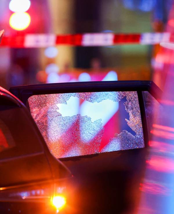 Das Fenster eines Autos ist an einem Tatort zersplittert. In der Düsseldorfer Innenstadt ist ein Mann ums Leben gekommen.