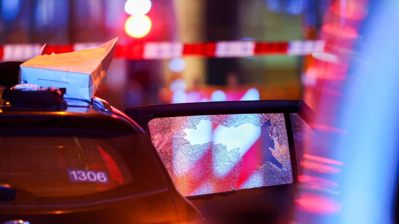 Das Fenster eines Autos ist an einem Tatort zersplittert. In der Düsseldorfer Innenstadt ist ein Mann ums Leben gekommen.