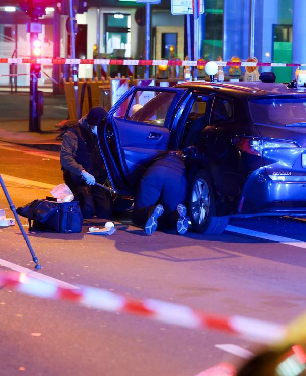 Beamte der Polizei untersuchen in der Nacht einen Tatort. In der Düsseldorfer Innenstadt ist ein Mann ums Leben gekommen.