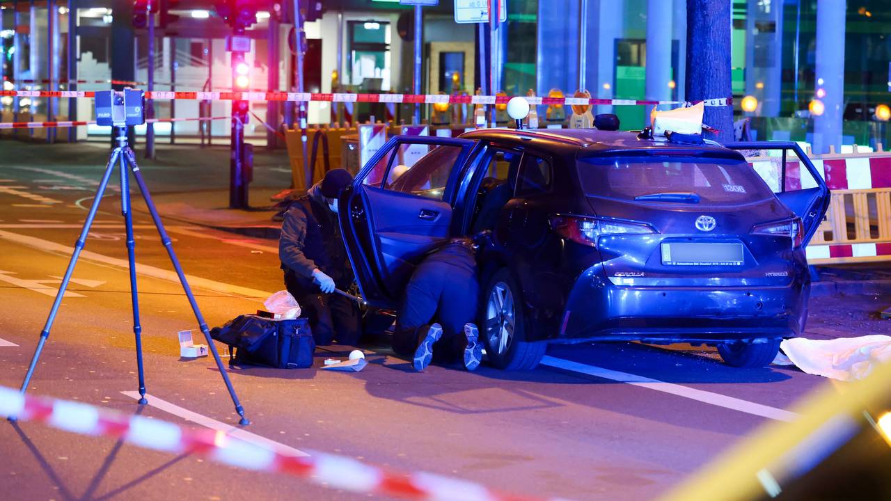 Beamte der Polizei untersuchen in der Nacht einen Tatort. In der Düsseldorfer Innenstadt ist ein Mann ums Leben gekommen.