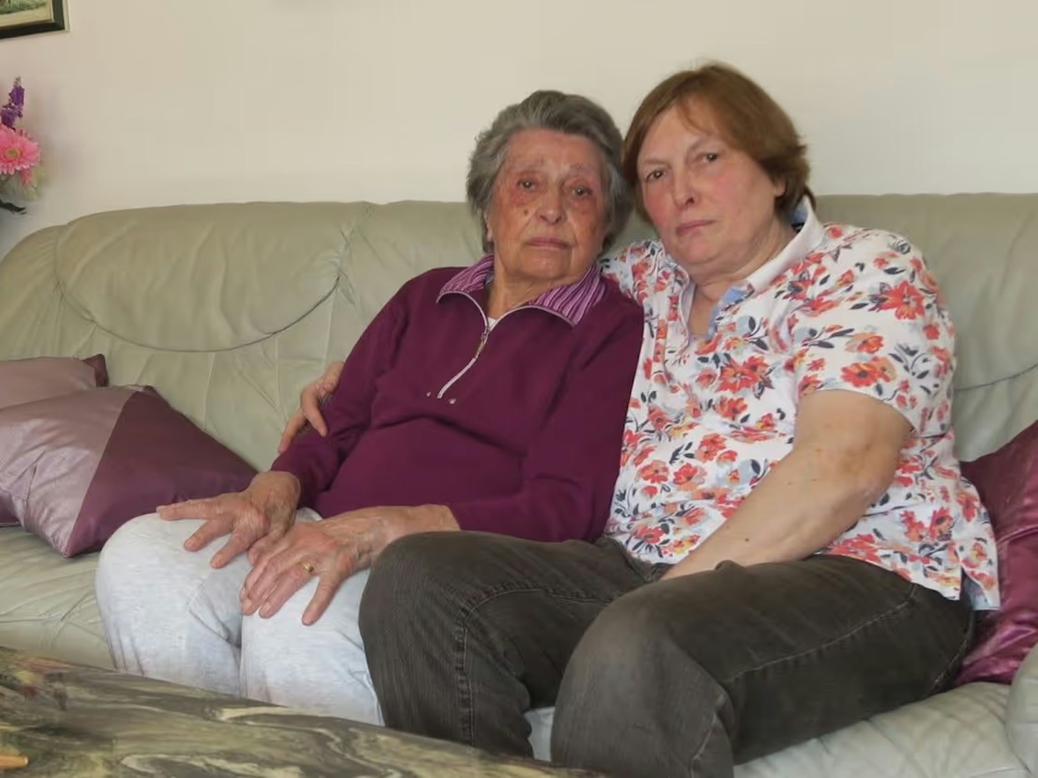 Lilly und Brigitte Rostock (r.) im Wohnzimmer.