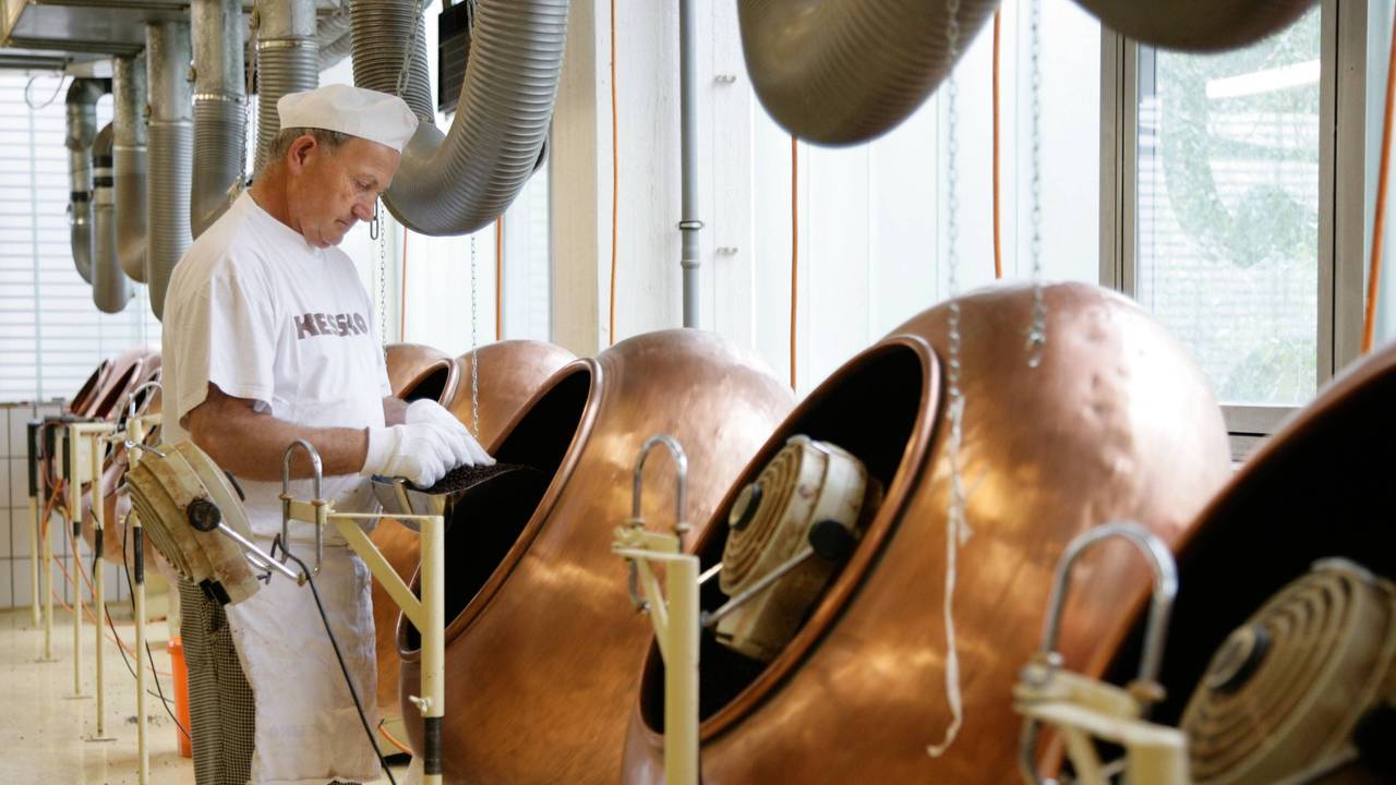 Ein Mann arbeitet in einer Fabrik.