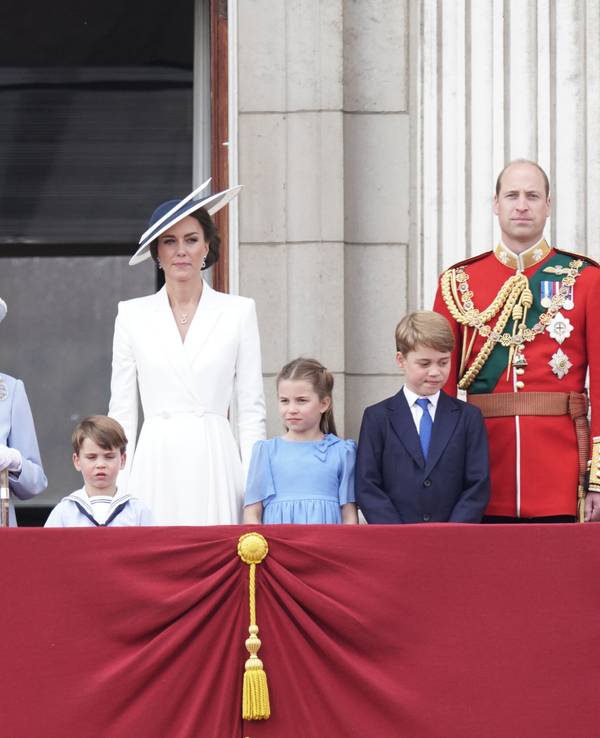 Sie alle stehen in der Beliebtheitsskala noch immer im Schatten einer Person: Königin Camilla, König Charles III, Queen Elizabeth II. (†96), Prinz Louis, Prinzessin Kate, Prinzessin Charlotte, Prinz George und Prinz William (v.l).
