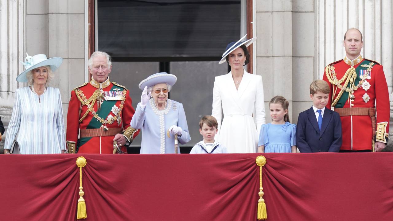Sie alle stehen in der Beliebtheitsskala noch immer im Schatten einer Person: Königin Camilla, König Charles III, Queen Elizabeth II. (†96), Prinz Louis, Prinzessin Kate, Prinzessin Charlotte, Prinz George und Prinz William (v.l).