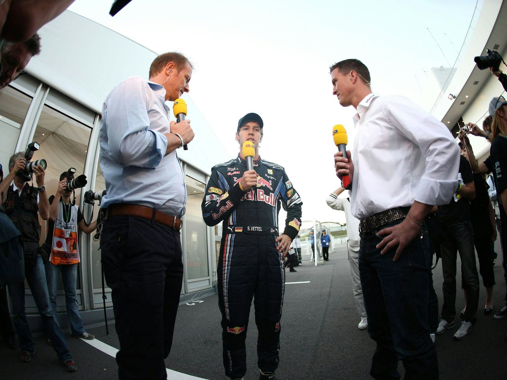 Florian König und Ralf Schumacher interviewen Sebastian Vettel.