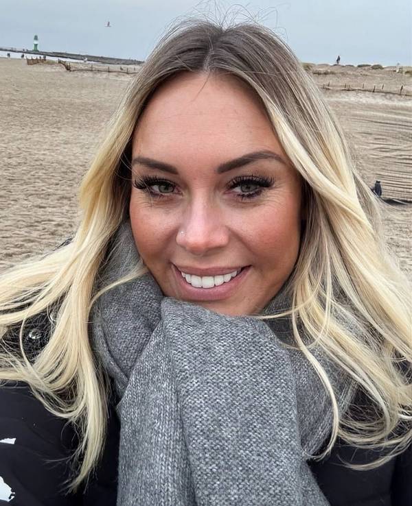 Zu sehen ist „Goodbye Deutschland“-Star Julia Holz, während sie für ein Instagram-Post vor der Kamera posiert.