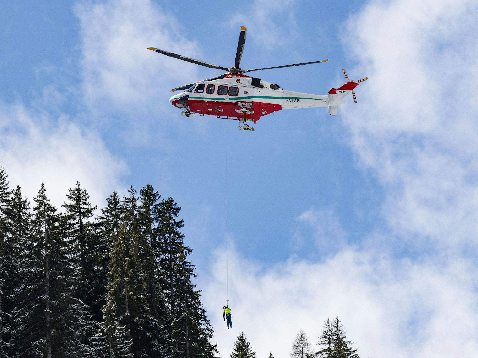 Der Rettungshubschrauber in der Luft.