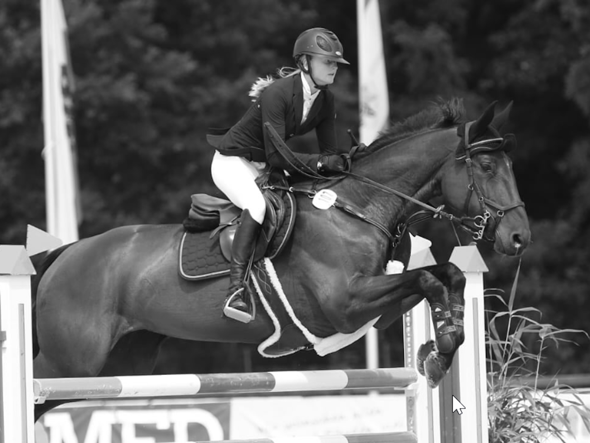 Madlen Boy während eines Springreitens.