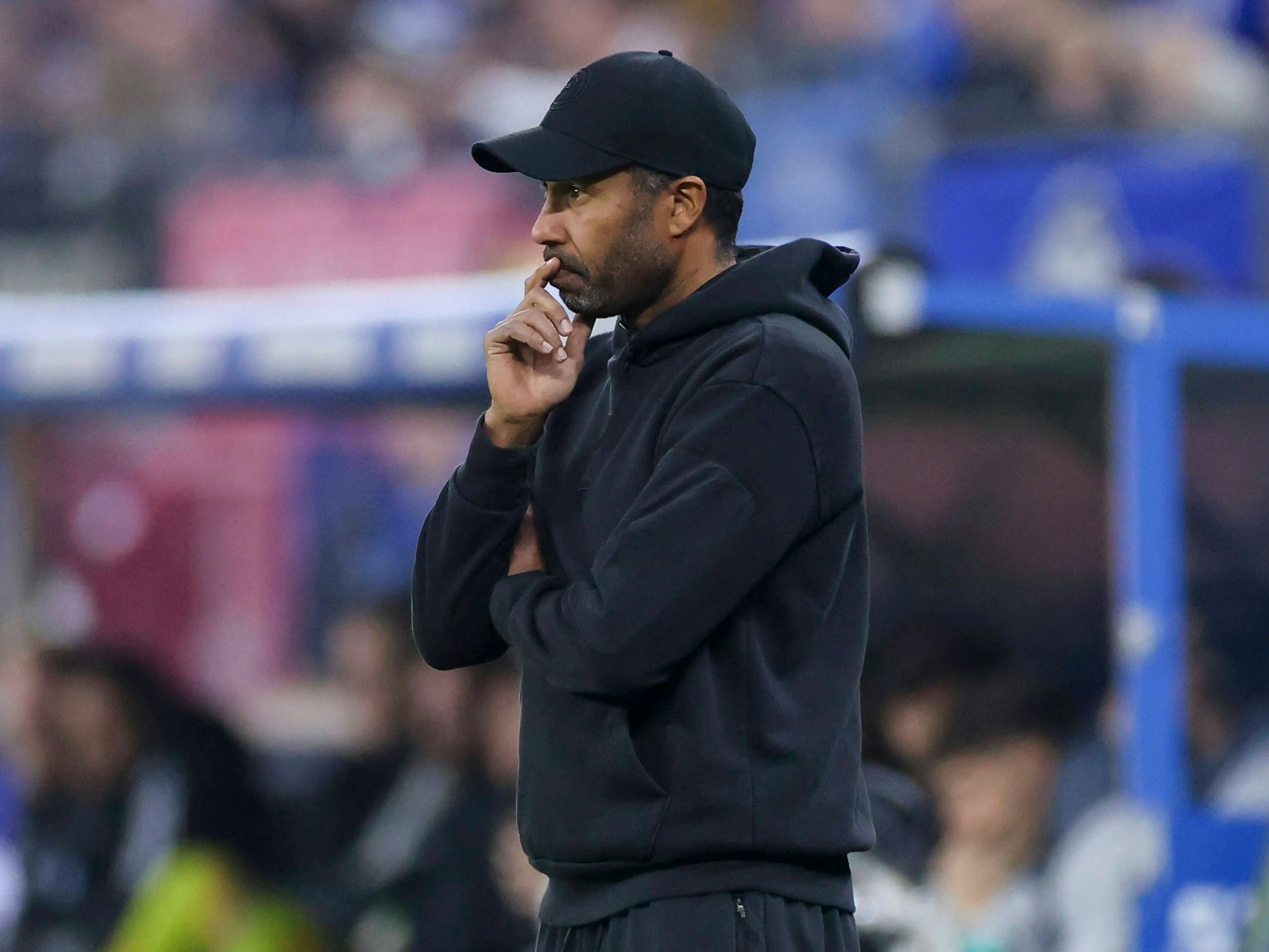 Daniel Thioune schaut beim Spiel seiner Mannschaft gegen den Hamburger SV enttäuscht.