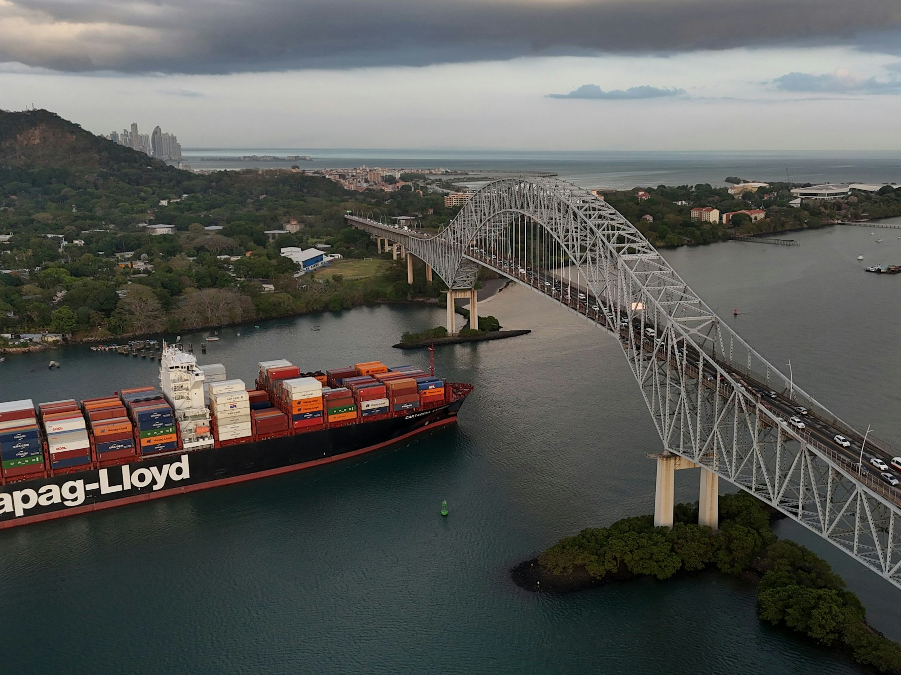 Ein Frachtschiff fährt Mitte März unter der Las Americas-Brücke durch den Panamakanal.