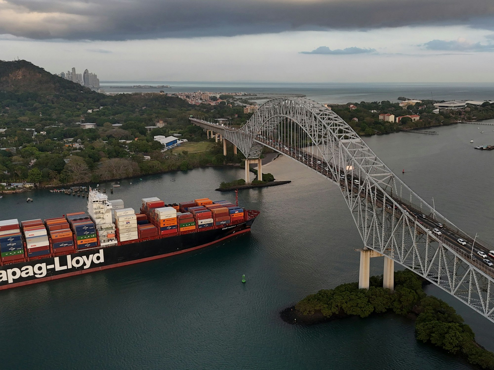 Ein Frachtschiff fährt Mitte März unter der Las Americas-Brücke durch den Panamakanal.
