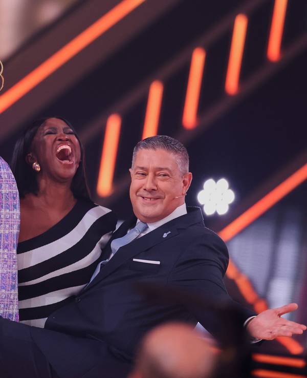 „Let’s Dance“-Jury posiert im TV-Studio.