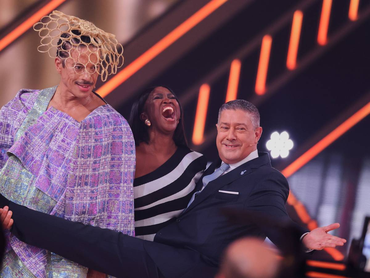 „Let’s Dance“-Jury posiert im TV-Studio.