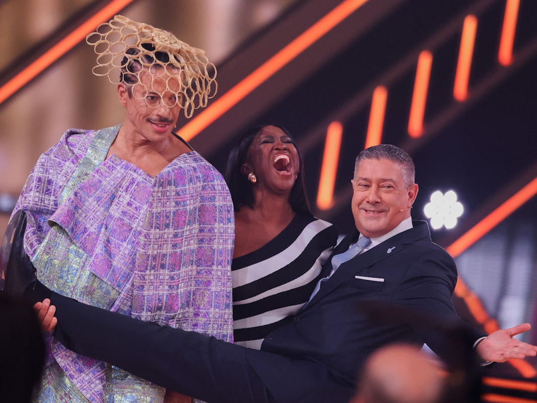 „Let’s Dance“-Jury posiert im TV-Studio.