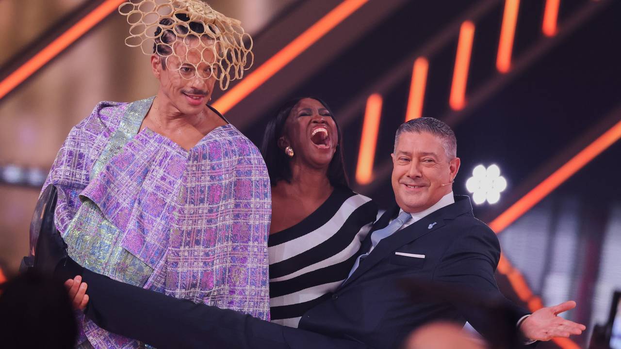 „Let’s Dance“-Jury posiert im TV-Studio.