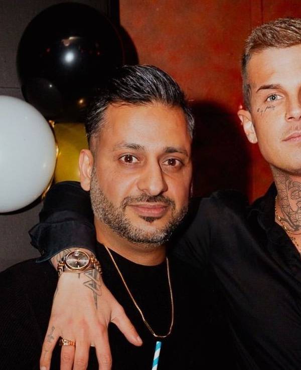 Zwei Männer schauen in die Kamera. Navid Larinezhad und Fiore bauen das Hillebrands auf der Zülpicher Straße zu einer Hidden Bar um.