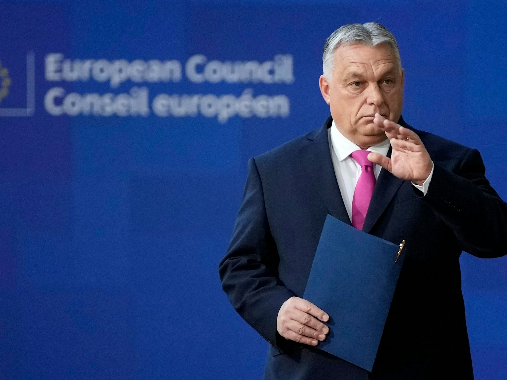 Der ungarische Ministerpräsident Viktor Orban (hier Mitte Dezember 2023) hat die Aufhebung von EU-Sanktionen gegen Russland erzwungen.