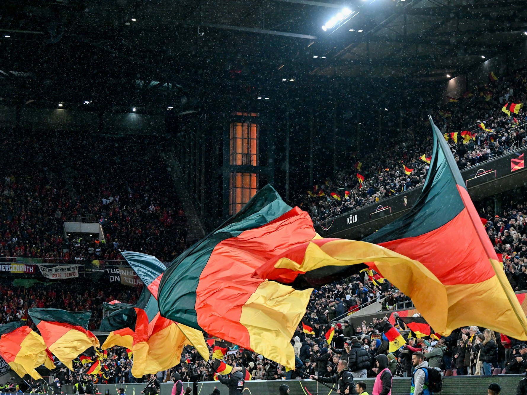 Wehende Deutschlandfahnen während des Länderspiels gegen Belgien.