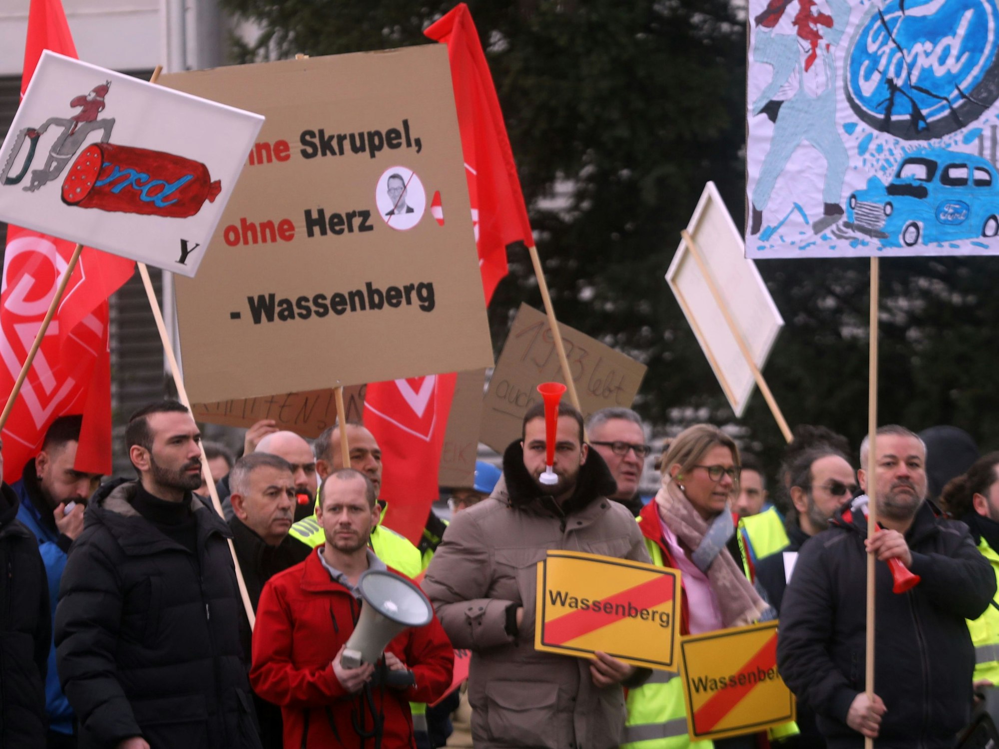 Ford-Mitarbeitende demonstrieren am 12. März 2025 vor den Ford-Werken in Niehl.