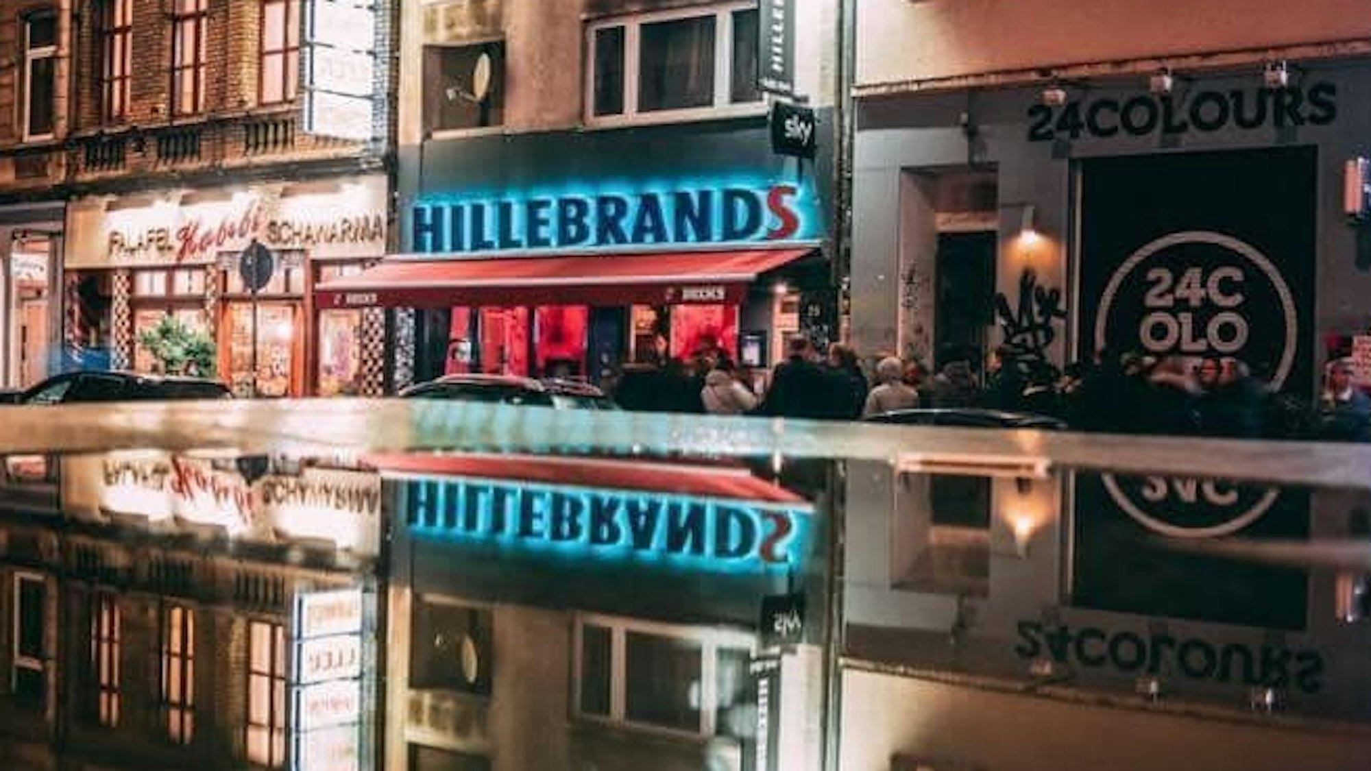 Blick auf die Leuchtreklame des Hillebrands auf der Zülpicher Straße