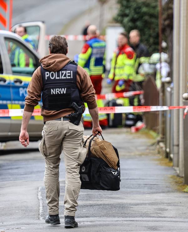 Einsatzkräfte arbeiten an einem Tatort. Bei einem Großeinsatz der Polizei in Dortmund war es zu einer Schussabgabe aus einer Dienstwaffe gekommen.