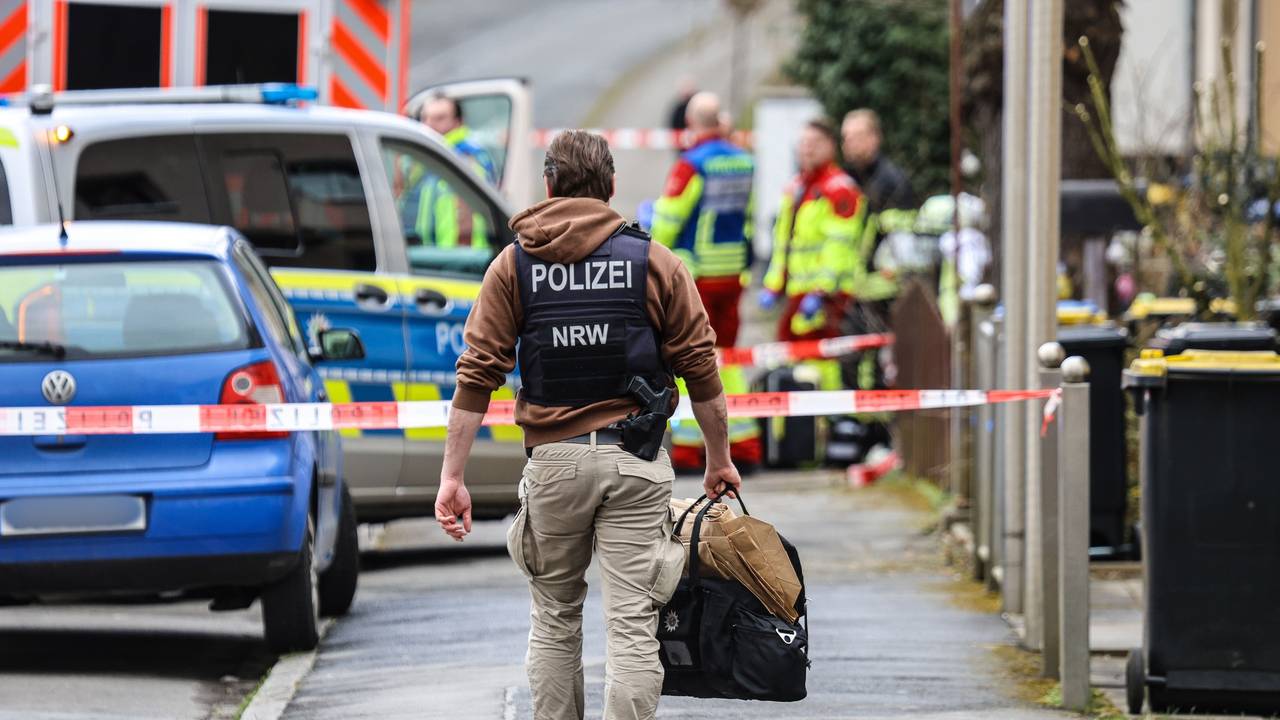 Einsatzkräfte arbeiten an einem Tatort. Bei einem Großeinsatz der Polizei in Dortmund war es zu einer Schussabgabe aus einer Dienstwaffe gekommen.