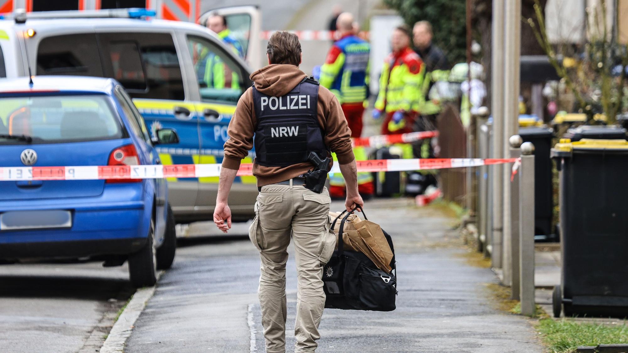 Einsatzkräfte arbeiten an einem Tatort. Bei einem Großeinsatz der Polizei in Dortmund war es zu einer Schussabgabe aus einer Dienstwaffe gekommen.