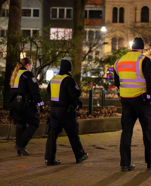 Das Ordnungsamt patrouilliert abends am Brüsseler Platz. Das Foto wurde am 6. Februar 2025 aufgenommen.