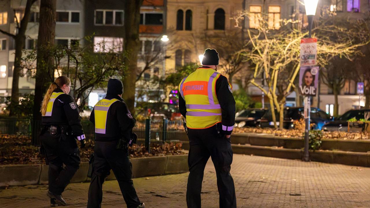 Das Ordnungsamt patrouilliert abends am Brüsseler Platz. Das Foto wurde am 6. Februar 2025 aufgenommen.