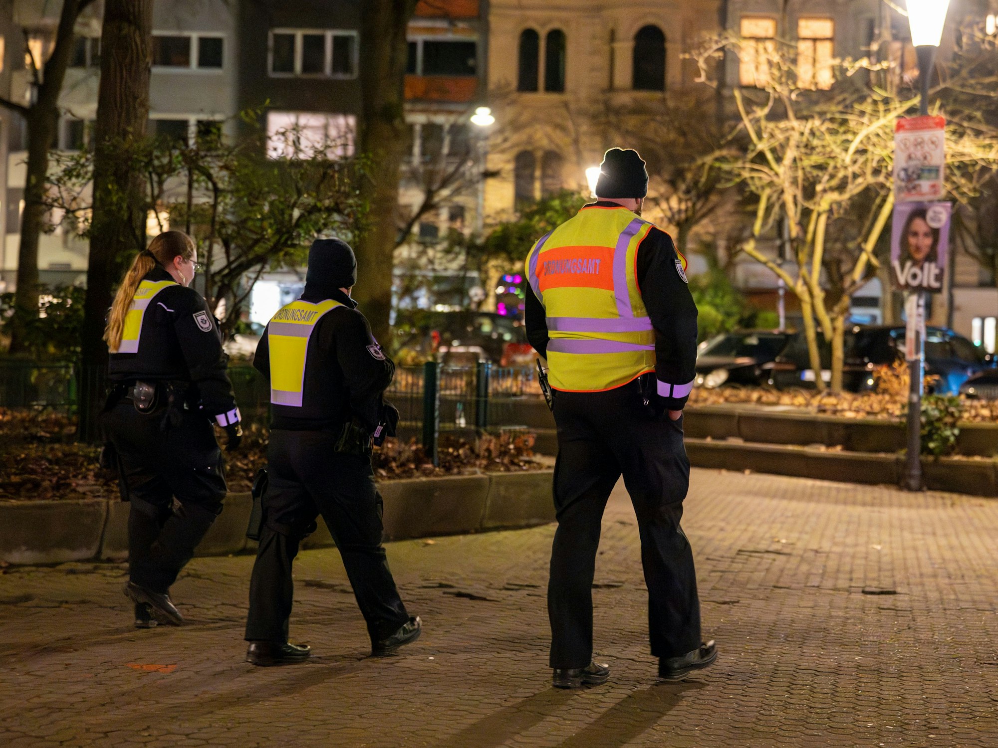 Das Ordnungsamt patrouilliert abends am Brüsseler Platz.