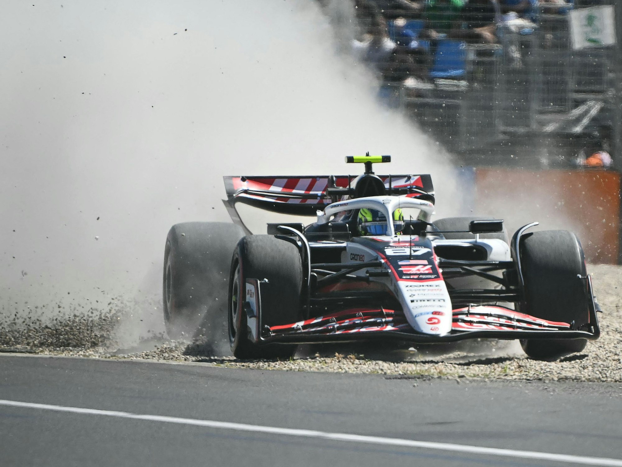Oliver Bearman brettert mit seinem Haas über das Kiesbett.