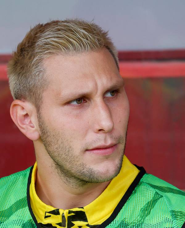 Niklas Süle sitzt im Bundesliga-Spiel gegen Union Berlin auf der Ersatzbank.