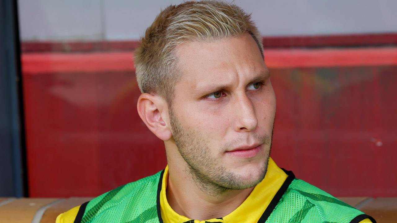 Niklas Süle sitzt im Bundesliga-Spiel gegen Union Berlin auf der Ersatzbank.
