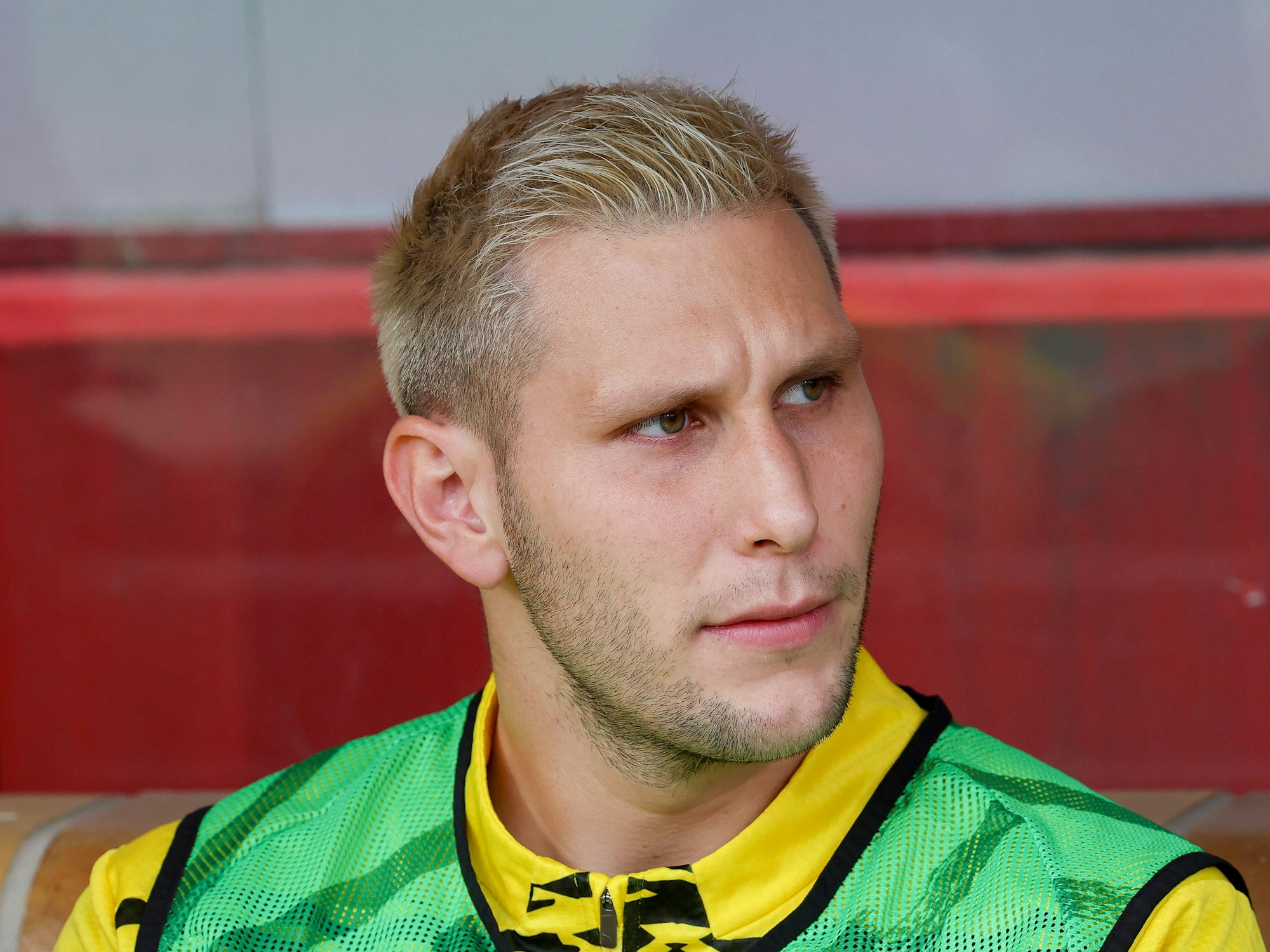 Niklas Süle sitzt im Bundesliga-Spiel gegen Union Berlin auf der Ersatzbank.