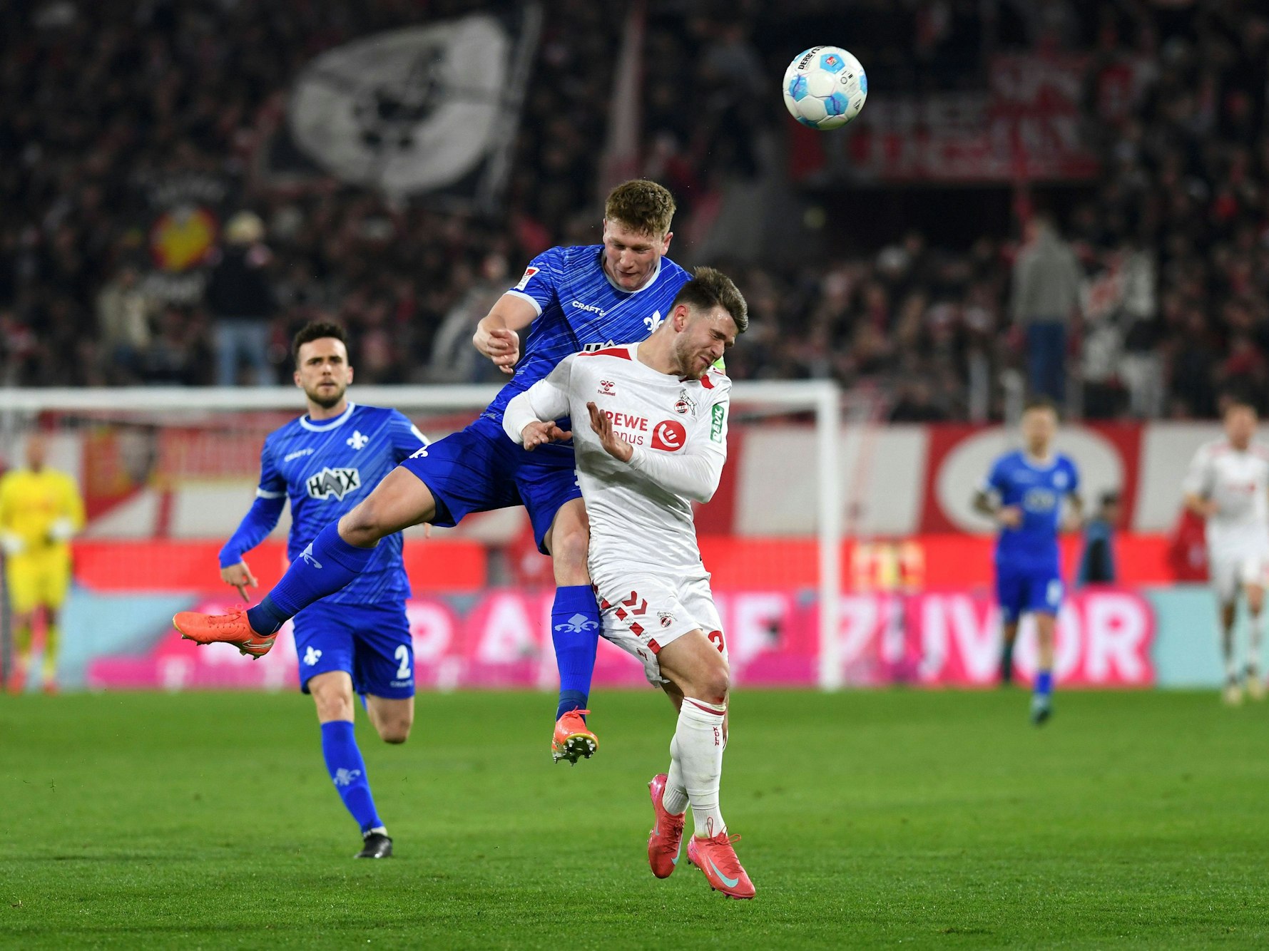 Clemens Riedel (SV Darmstadt 98) und Jan Thielmann (1. FC Köln) im Zweikampf.